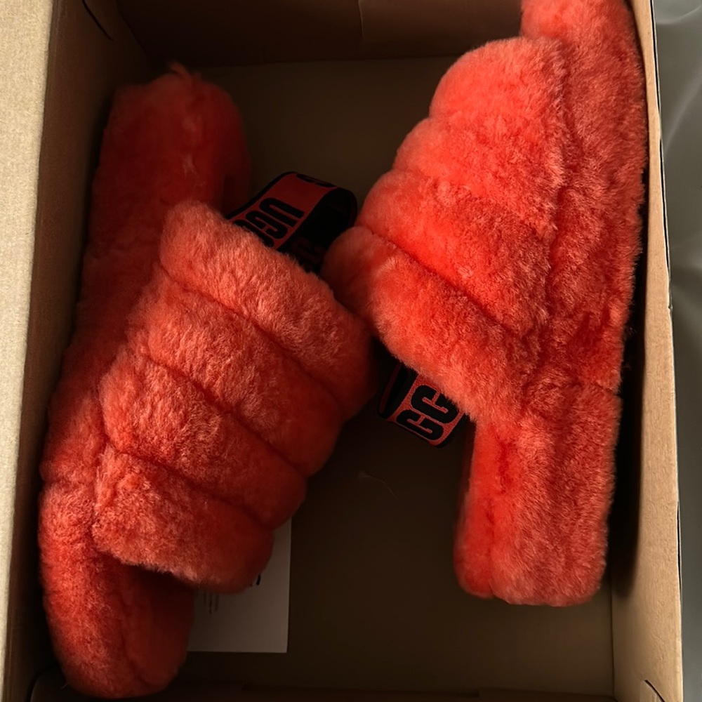 NEW orange “fluff yeah” Ugg slide size 8